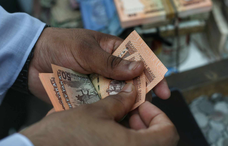 অনেকে টাকা কিনতে এসে ছবি তুলেই চলে যাচ্ছেন।