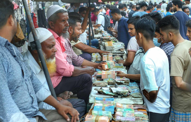 ১০০ টাকার ব্যান্ডেল ৩০০ টাকা বেশি দরে বিক্রি হচ্ছে।