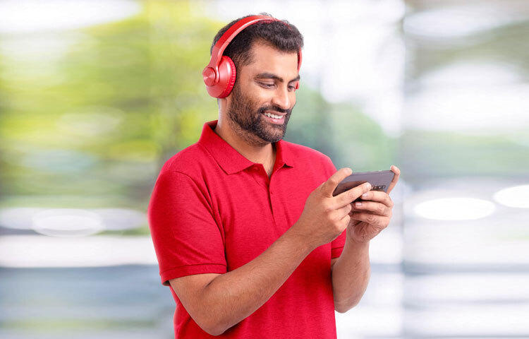 তামিম ইকবালের ক্রিকেট জীবন শুরু হয় কিশোর বয়সে। ২০০৭ সালে জাতীয় দলে অভিষেকের পর থেকে তিনি দ্রুত নিজের খেলার ধরন এবং সামর্থ্যের প্রমাণ দিয়েছেন। ওয়ানডে এবং টি-২০ ক্রিকেটে তার শক্তিশালী শুরু, বড় ইনিংস খেলার দক্ষতা এবং স্থির মানসিকতা তাকে বাংলাদেশের ব্যাটিং লাইনের মূল স্তম্ভে পরিণত করেছে।