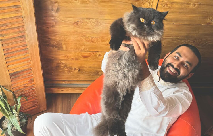 এমন মনোভাবই তাকে আলাদা করে দিয়েছে। এই প্রজন্মের অনেক তরুণ অভিনেতা যেখানে স্পটলাইটের পেছনে ছুটছেন, তামিম সেখানে নিজের স্ক্রিপ্টে মন দেন, চরিত্রে গভীরে যান, এবং প্রতিবার নতুনভাবে দর্শককে চমকে দেন।