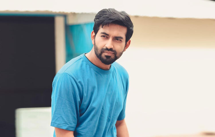 তামিম মৃধা ছোটবেলা থেকেই ছিলেন সাংস্কৃতিক চর্চার ভেতরে বেড়ে ওঠা একজন কৌতূহলী শিশু। স্কুলজীবনেই নাটক ও আবৃত্তিতে অংশ নিতেন। মঞ্চে দাঁড়িয়ে সংলাপ বলার সময় যে উত্তেজনা আর আত্মতৃপ্তি তিনি অনুভব করতেন, সেটিই হয়তো পরে তাকে টেনে এনেছিল পর্দার জগতে।