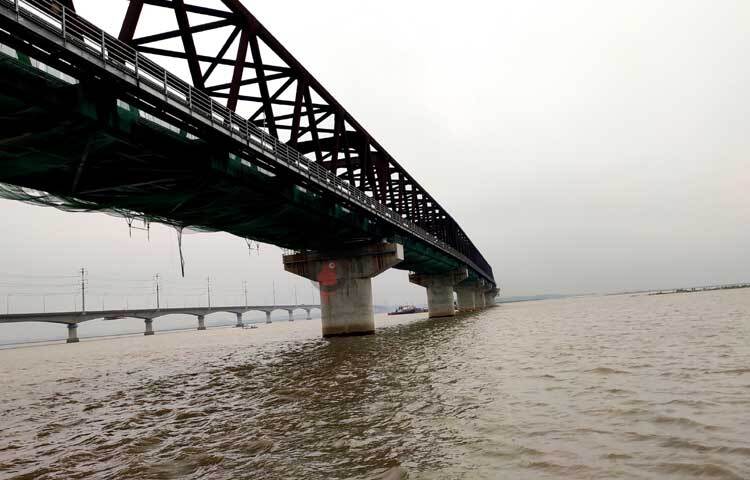 বৃষ্টিপাত ও উজান থেকে নেমে আসা ঢলের কারণে টাঙ্গাইল জেলার ওপর দিয়ে প্রবাহিত নদীর পানি দ্রুত গতিতে বাড়ছে। পানি বৃদ্ধির কারণে নদী তীরবর্তী চরাঞ্চলের নিচু এলাকার প্লাবিত হচ্ছে ফসলি জমি। ছবি: আরিফ উর রহমান টগর