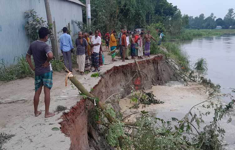 টাঙ্গাইলে চারাবাড়ি ব্রিজের সংযোগ সড়ক ভেঙে পাঁচটি ইউনিয়নের লক্ষাধিক মানুষ যোগাযোগবিচ্ছিন্ন হয়ে পড়েছেন। ছবি: আরিফ উর রহমান টগর