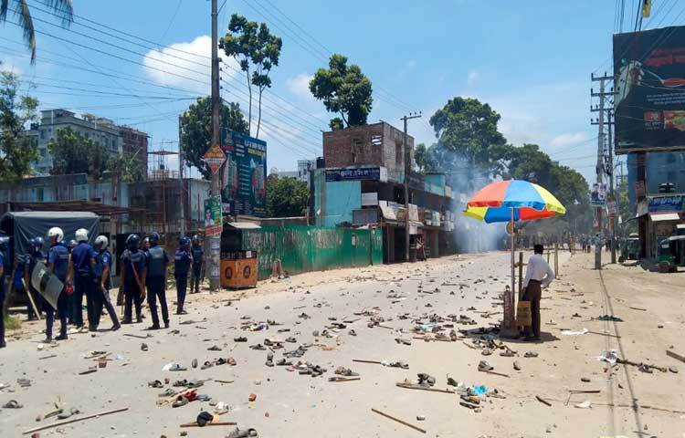 টাঙ্গাইলে পুলিশের সঙ্গে কোটাবিরোধীদের সংঘর্ষে রণক্ষেত্রে পরিণত হয়েছে। এতে পুলিশ-সাংবাদিকসহ শতাধিক আহত হয়েছেন। ছবি: আরিফ উর রহমান টগর