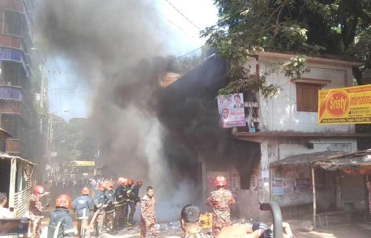 অতিরিক্ত ভর্তি ফি ও চাঁদা আদায়ের ক্ষোভে টাঙ্গাইল রিকশা শ্রমিক ইউনিয়নের অফিসে আগুন দিয়েছেন বিক্ষুব্ধ শ্রমিকরা। ছবি: আরিফ উর রহমান টগর
