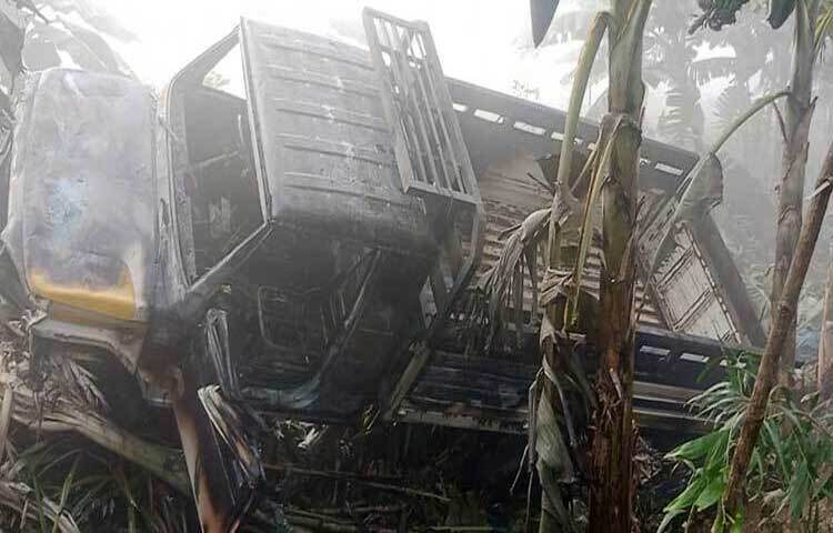 টাঙ্গাইলের মধুপুরে মোটরসাইকেল ও পিকআপের মুখোমুখি সংঘর্ষে দুজন নিহত হয়েছেন। আজ ভোরে টাঙ্গাইল-ময়মনসিংহ আঞ্চলিক মহাসড়কের কাকরাইদের বড়বাইদ এলাকায় এ দুর্ঘটনা ঘটে। ছবি: আরিফ উর রহমান টগর