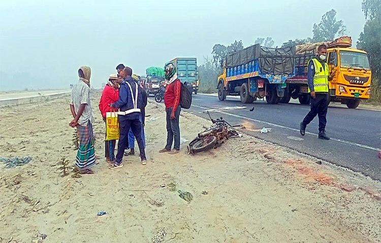 টাঙ্গাইলের কালিহাতীতে গাড়ির ধাক্কায় মোটরসাইকেলের দুই আরোহী নিহত হয়েছেন। ছবি: জাগো নিউজ