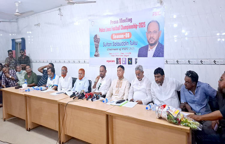 টাঙ্গাইল প্রেসক্লাব অডিটোরিয়ামে পুলিশ লাইন্স ফুটবল চ্যাম্পিয়নশিপের সংবাদ সম্মেলন অনুষ্ঠানে সাংবাদিকদের বিভিন্ন প্রশ্নের উত্তর দিয়েছেন বিএনপির প্রচার সম্পাদক সুলতান সালাউদ্দিন টুকু। ছবি: আব্দুল্লাহ আল নোমান