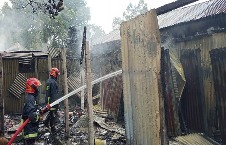 টাঙ্গাইলে যৌনপল্লিতে অগ্নিকাণ্ডে তিনটি বাড়ির ২২টি ঘর পুড়ে ছাই হয়ে গেছে। সকালে টাঙ্গাইল শহরের কান্দাপাড়া এলাকায় এ ঘটনা ঘটে। ছবি: আব্দুল্লাহ আল নোমান
