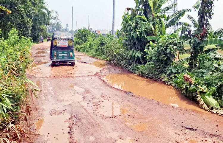 সড়ক ও জনপথ বিভাগের কর্মকর্তাদের দায়িত্বে অবহেলা এবং ঠিকাদারের গাফিলতিতে নির্ধারিত সময়ে শেষ হয়নি টাঙ্গাইলের দেলদুয়ার-লাউহাটি-সাটুরিয়া সড়কের কাজ। দীর্ঘ প্রায় তিন বছরেও কাজ শেষ না হওয়ায় সড়ক ব্যবহারকারী কয়েক লাখ মানুষকে চরম ভোগান্তি পোহাতে হচ্ছে। ছবি: আব্দুল্লাহ আল নোমান