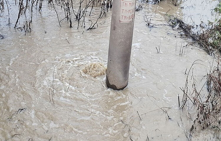 টাঙ্গাইলে তিতাস গ্যাসের সঞ্চালনের লাইনের মূল পাইপ ফেটে যাওয়ায় গ্যাস সরবরাহে বিপর্যয় দেখা দিয়েছে। এই দুর্ঘটনায় দুই উপজেলার প্রায় ১৪ হাজার গ্রাহকের গ্যাস সংযোগ বিচ্ছিন্ন রয়েছে। এছাড়া মির্জাপুর শিল্প অঞ্চলের ৩৫টি প্রতিষ্ঠানেও বন্ধ রয়েছে গ্যাস সরবরাহ। ছবি: আব্দুল্লাহ আল নোমান