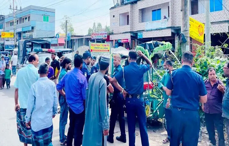 টাঙ্গাইলের মির্জাপুরে যাত্রীবাহী বাসের চাপায় ব্যাটারিচালিত অটোরিকশার চালক ও যাত্রী নিহত হয়েছেন। ছবি: আব্দুল্লাহ আল নোমান