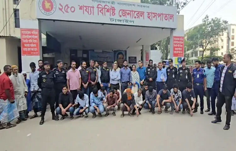 টাঙ্গাইলে সদর হাসপাতাল ও মেডিকেল কলেজ হাসপাতালে অভিযান চালিয়ে ১৩ জন দালালকে আটক করেছে র‍্যাব। ছবি: আব্দুল্লাহ আল নোমান