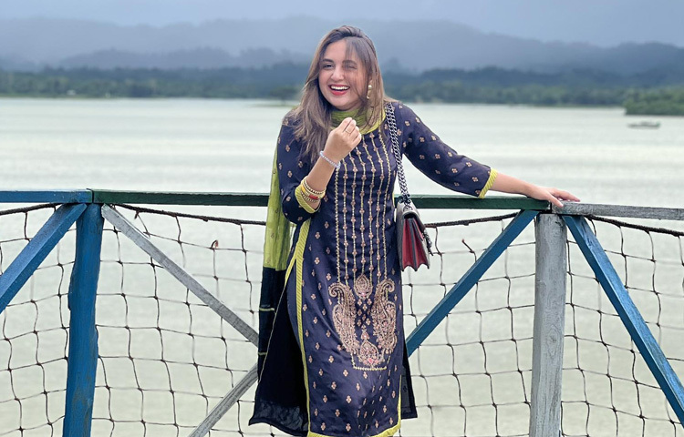 ইনস্টাগ্রাম খুললেই বোঝা যায়, পর্দার বাইরে আরেকটি জীবন্ত, সাহসী এবং আত্মবিশ্বাসী তানিয়া বৃষ্টি বাস করেন।