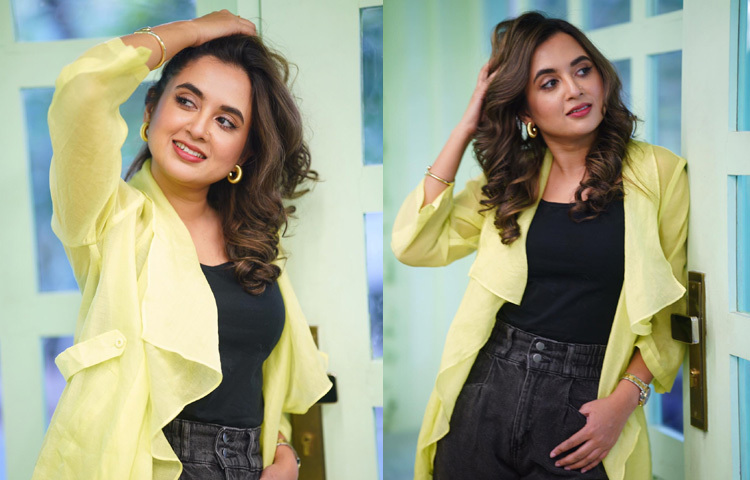 কখনো ট্র্যাডিশনাল শাড়িতে স্নিগ্ধ এক নারী, কখনো বা অফ দ্য শোল্ডার হট পিংক ড্রেসে ঝলমলে ‘ডিভা’। যে লুকেই আসুন না কেন, নিজের ছায়া নিজেই অতিক্রম করে যান এই অভিনেত্রী।