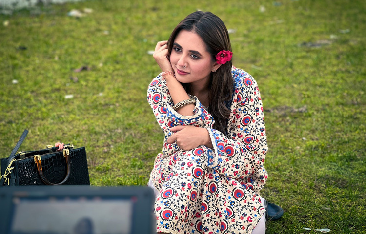 তানিয়ার হাসি, তার চোখের কোমলতা, কিংবা চুলে গুঁজে রাখা একটি ফুল সব মিলিয়ে তাকে যেন ক্যামেরা নয়, হৃদয় দিয়ে ধারণ করতে হয়।