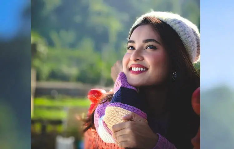 শীতের সাজে উল টুপি যেন এক অবিচ্ছেদ্য অনুষঙ্গ। তটিনীর মাথায় থাকা হালকা রঙের বিনি টুপিটি পুরো লুকটিকে একত্রে বেঁধে রেখেছে। এটি শুধু ঠান্ডা থেকে রক্ষা করছে না, বরং তার মুখাবয়বকে আরও কোমল করে তুলেছে।