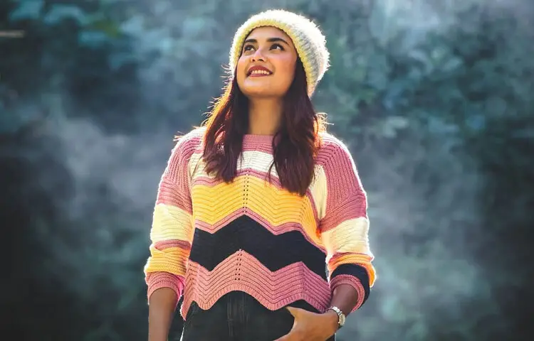 মেকআপে কোনো বাড়াবাড়ি নেই। ন্যাচারাল টোন, হালকা লিপ শেড আর পরিষ্কার স্কিন সব মিলিয়ে শীতের দিনের আলোয় স্বাভাবিক সৌন্দর্য। এতে বোঝা যায়, এই লুকের মূল আকর্ষণ পোশাক আর ব্যক্তিত্ব; মেকআপ শুধু সহায়ক। চুল খোলা, হালকা ঢেউ খেলানো প্রকৃতির সঙ্গে মিলেমিশে গেছে অনায়াসে।