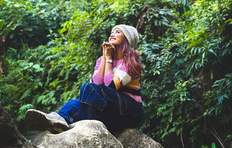 কার্গো পকেটের উপস্থিতি লুকটিতে যোগ করেছে ক্যাজুয়াল-আউটডোর ভাইব; যা শীতের দিনের ভ্রমণ, বনভ্রমণ বা নেচার ওয়াকের জন্য একেবারেই মানানসই। আরাম আর ব্যবহারিকতার এই মেলবন্ধনই আধুনিক শীতের ফ্যাশনের মূল কথা।