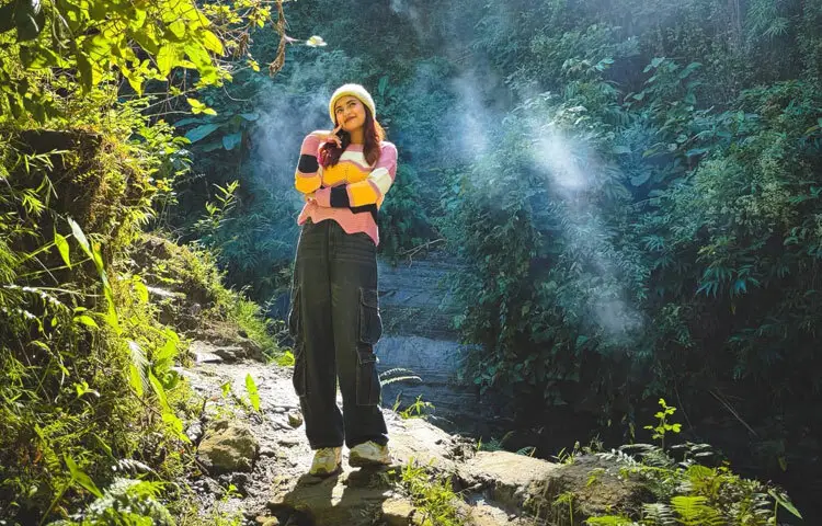 নিটের টেক্সচার যেমন উষ্ণতা দেয়, তেমনি প্যাটার্নের খেলাও চোখে আরাম আনে। ঢিলেঢালা কাটিং শীতের স্বাচ্ছন্দ্য বজায় রেখেছে, আবার ফিটিং এমন যে স্টাইলিশ ভাবটাও হারায়নি। তার সঙ্গে পরা ডার্ক টোনের কার্গো জিন্স লুকটিকে দিয়েছে ভারসাম্য।