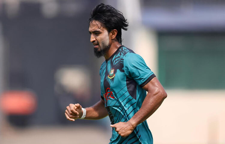 তারপর শুরু হয় ঘরোয়া ক্রিকেটে নিয়মিত খেলা। বল হাতে ধারাবাহিক পারফরম্যান্সে ধীরে ধীরে জাতীয় দলের নির্বাচকদের নজরে আসেন তিনি। এবং অবশেষে ২০২৩ সালের সেপ্টেম্বরে ভারতের বিপক্ষে ওডিআই অভিষেক।