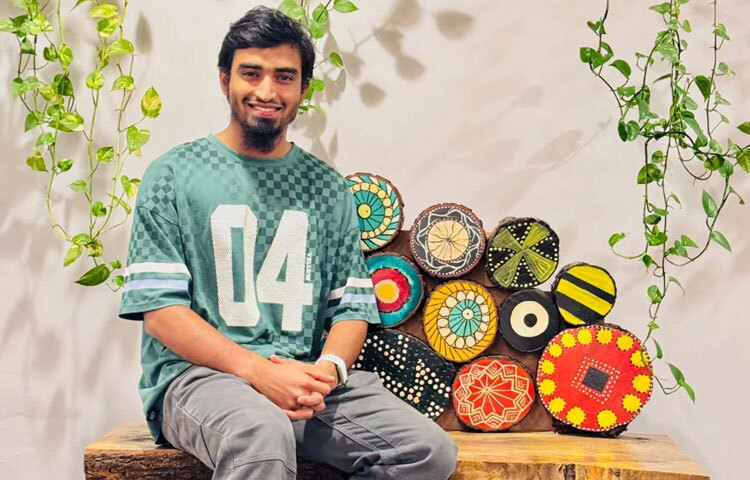 মাঠের বাইরে সাকিব একদম অন্যরকম শান্ত, বিনয়ী ও ভীষণ পারিবারিক। ব্যস্ত ক্রিকেট সূচির ফাঁকেই তিনি সুযোগ পেলেই ফিরে যান সিলেটে, নিজের গ্রামের বাড়িতে। মা-বাবার সঙ্গে সময় কাটান, স্থানীয় ছেলেদের সঙ্গে ক্রিকেট খেলেন।