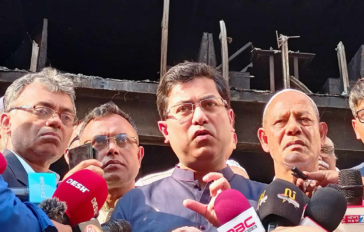 বেইলি রোডের দুর্ঘটনাগ্রস্থ ভবন পরিদর্শন করেছেন ঢাকা দক্ষিণ সিটি কর্পোরেশনের মেয়র শেখ ফজলে নূর তাপস। ছবি: তৌহিদুজ্জামান তন্ময়