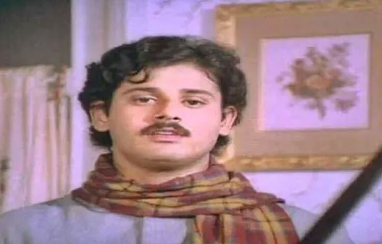 অভিনেতার জন্ম ভারতের পশ্চিমবঙ্গের কলকাতা হলেও তার পূর্বপুরুষের বাড়ি ছিল বর্তমান বাংলাদেশের কিশোরগঞ্জের তাড়াইল উপজেলার ধলা গ্রামে।