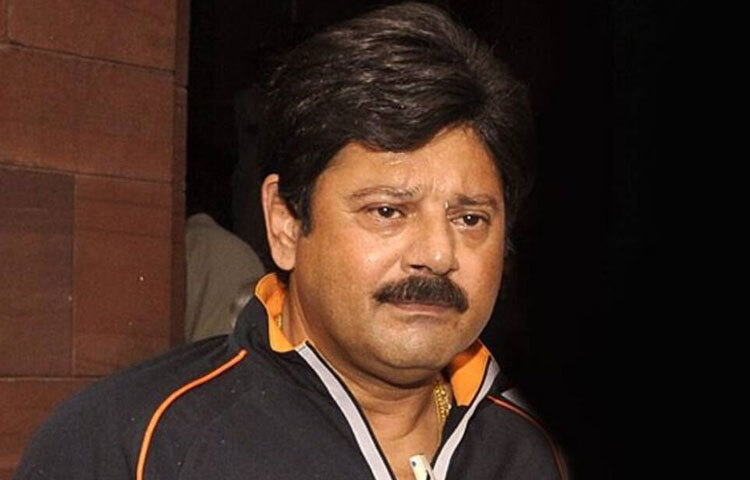 অভিনয়ের পাশাপাশি রাজনীতিতেও ছিল তার অবাধ বিচরণ। তিনি ২০০৯ সালের ভারতীয় সাধারণ নির্বাচনে তৃণমূল কংগ্রেস থেকে টিকেট নিয়ে নির্বাচিত হয়ে কৃষ্ণনগর থেকে এমপি হন। এর আগে, তিনি পশ্চিমবঙ্গ বিধানসভার বিধায়ক ছিলেন।