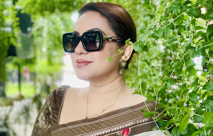 শুধু অভিনয় নয়, তার কণ্ঠেও রয়েছে সুরের মাধুর্য। ২০১১ সালে ‘আকাশ দেব কাকে’ শিরোনামে নিজের প্রথম একক অ্যালবাম প্রকাশ করে আনুষ্ঠানিকভাবে সংগীতাঙ্গনে পা রাখেন।