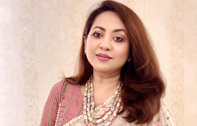 শৈশবেই তার প্রতিভার দীপ্ত ঝলক দেখিয়েছিলেন তিনি। মাত্র ৯ বছর বয়সে ‘নতুন কুঁড়ি’ প্রতিযোগিতায় অভিনয়, নাচ ও গল্প বলায় প্রথম স্থান অর্জন করে সবাইকে চমকে দেন। তখনই যেন তিনি জানান দিয়েছিলেন এগিয়ে যাবেন দূর, জয় করবেন অগণিত ভালোবাসা।