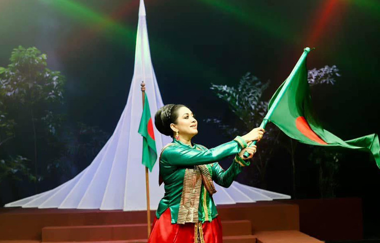 তারিনের শিল্পচর্চা শুরু আরও আগে মাত্র সাড়ে ৩ বছর বয়সে। নৃত্যশিক্ষা দিয়ে শুরু, পরে শাস্ত্রীয় সংগীতেও দীক্ষা নেন। ১৯৮৪ সালে জীবনের প্রথম মঞ্চে ওঠেন নৃত্য পরিবেশনায়। সেই আয়োজনেই তার পারফরম্যান্স মুগ্ধ করে দেয় স্থানীয় দর্শকদের, তার নাম ছড়িয়ে পড়ে পরিচিতির বৃত্তে।