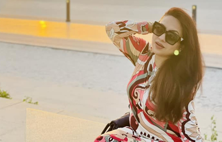 বাংলাদেশের পাশাপাশি ভারতের সিনেমাতেও তিনি কণ্ঠ দিয়েছেন।