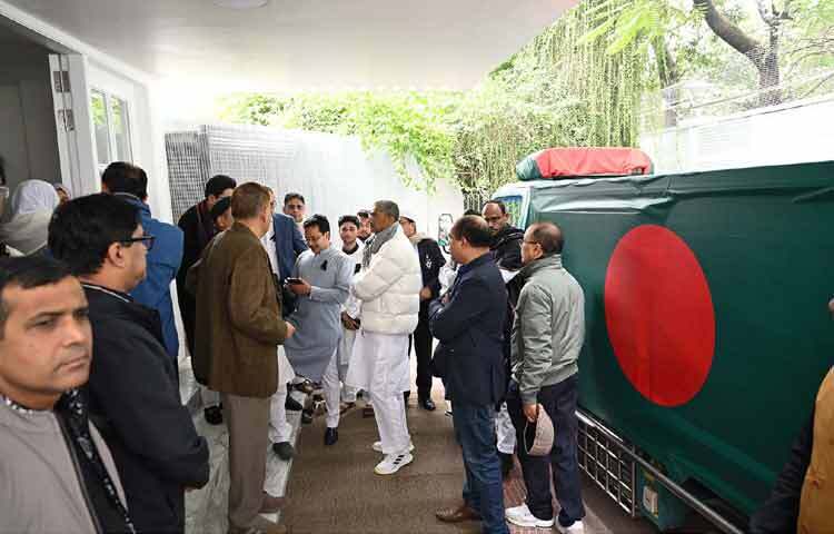 সাবেক প্রধানমন্ত্রী ও বাংলাদেশ জাতীয়তাবাদী দল (বিএনপি) এর চেয়ারপারসন বেগম খালেদা জিয়ার মরদেহ রাজধানীর গুলশানে তার বাসভবন ফিরোজায় পৌঁছালে পরিবারের সদস্যসহ অন্যান্যরা তাকে শেষ শ্রদ্ধা জানান। ছবি: পিআইডি