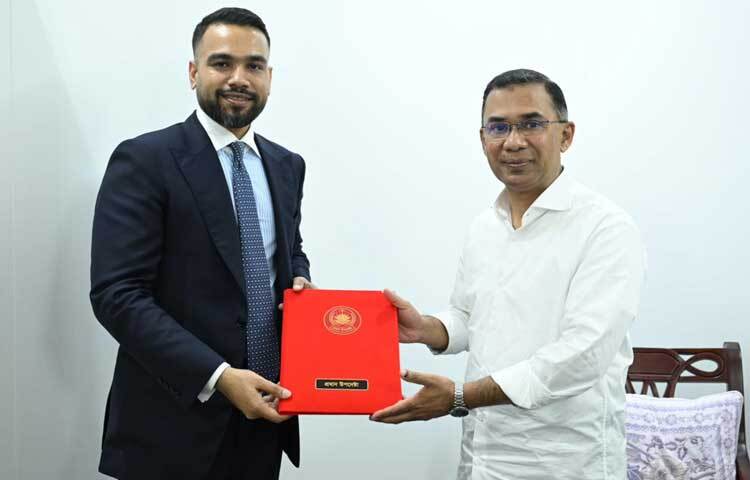 প্রধান উপদেষ্টার শুভেচ্ছা বার্তা বিএনপি চেয়ারম্যান তারেক রহমানের হাতে পৌঁছে দিয়েছেন প্রধান উপদেষ্টার একান্ত সচিব সজীব এম খায়রুল ইসলাম। ছবি: সিএ প্রেস উইং