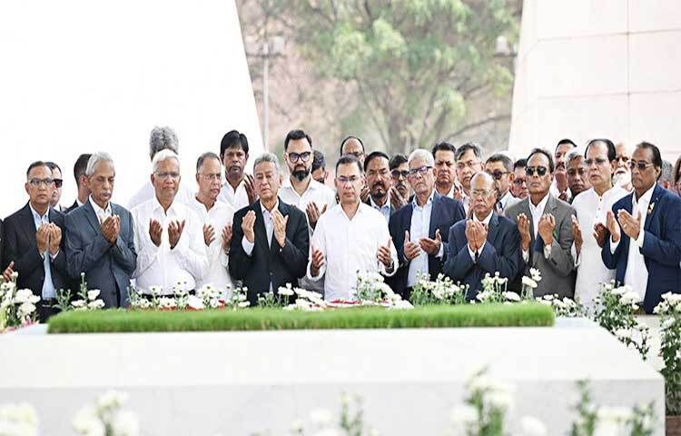 শহীদ রাষ্ট্রপতি জিয়াউর রহমান ও সাবেক প্রধানমন্ত্রী বেগম খালেদা জিয়ার সমাধিতে পুষ্পস্তবক অর্পণ করেছেন প্রধানমন্ত্রী তারেক রহমান ও মন্ত্রিপরিষদ সদস্যরা।