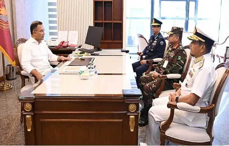 প্রধানমন্ত্রী তারেক রহমানের সঙ্গে সৌজন্য সাক্ষাৎ করেছেন তিন বাহিনীর প্রধানরা।