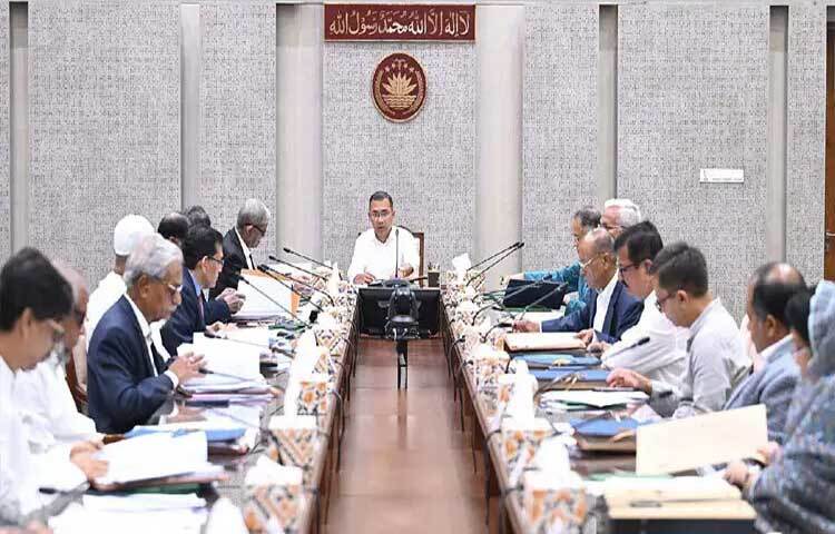 ঈদের সময় ঘরমুখো মানুষের যাত্রা নির্বিঘ্ন করতে আগামী ১৮ মার্চও ছুটি ঘোষণা করেছে সরকার। এতে এবার ঈদুল ফিতরে ১৭ থেকে ২৩ মার্চ পর্যন্ত টানা ৭ দিন ছুটি পাবেন সরকারি চাকরিজীবীরা। মন্ত্রিসভা বৈঠকে ঈদের আগে ১৮ মার্চ ছুটি ঘোষণার সিদ্ধান্ত নেওয়া হয়। সচিবালয়ে অনুষ্ঠিত মন্ত্রিসভা বৈঠকে সভাপতিত্ব করেন প্রধানমন্ত্রী তারেক রহমান।