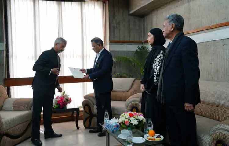 খালেদা জিয়ার প্রতি শেষ শ্রদ্ধা জানাতে ঢাকায় এসেছেন ভারতের পররাষ্ট্রমন্ত্রী এস জয়শঙ্কর। এসেই তিনি বিএনপির ভারপ্রাপ্ত চেয়ারম্যান তারেক রহমানকে শোকবার্তা পৌঁছে দেন।