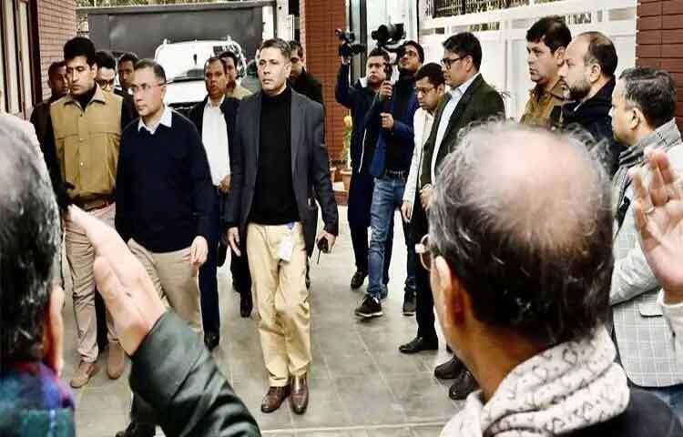 বিএনপি চেয়ারপারসন বেগম খালেদা জিয়ার জানাজা, দাফন ও পরবর্তী কর্মসূচি নিয়ে গুলশানে বিএনপি চেয়ারপারসনের কার্যালয়ে স্থায়ী কমিটির জরুরি সভা হচ্ছে। সভায় যোগ দিয়েছেন বিএনপির ভারপ্রাপ্ত চেয়ারম্যান তারেক রহমান।