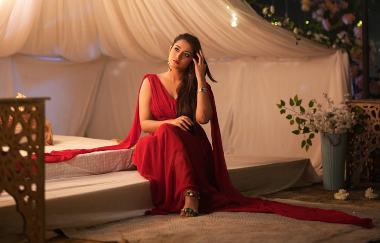 তাসনিয়া ফারিণের বিপরীতে অভিনয় করছেন রাজ, যিনি ইতিমধ্যেই ‘পরাণ’, ‘হাওয়া’ ও ‘গুণিন’-এর মতো চলচ্চিত্রে দর্শক মাতিয়ে দিয়েছেন।