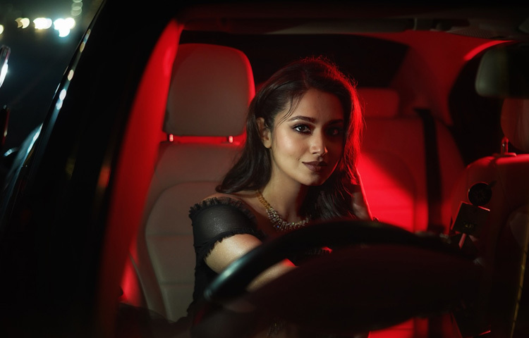 ইনসাফে ফারিণের চরিত্রটি আত্মবিশ্বাসী, কিন্তু অভ্যন্তরীণ টানাপোড়েনে জর্জরিত নারীর। আর রাজ অভিনয় করছেন এমন একজন যুবকের চরিত্রে, যিনি ভালোবাসা, সংগ্রাম এবং সিদ্ধান্তের দ্বন্দ্বে জর্জরিত। তাদের পথচলা যেন দুই বিপরীত স্রোতের মতো, যা একসময় এসে ধাক্কা খায় এক গভীর ‘ইনসাফ’ এর মুখোমুখি।