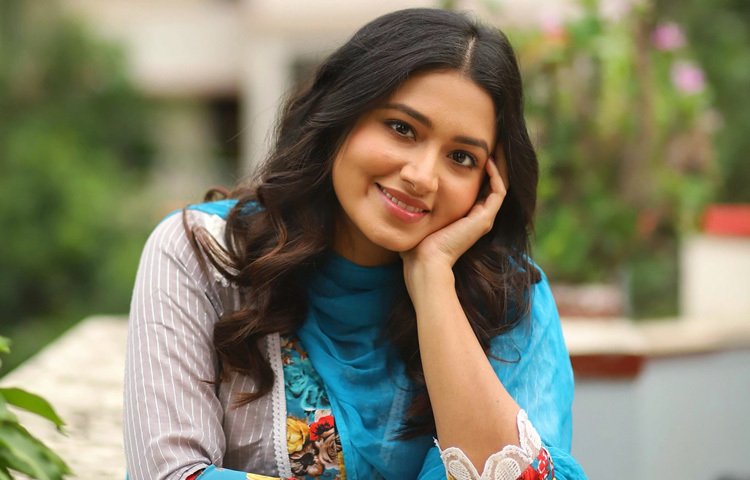 তাসনিয়া ফারিণ মানেই অভিনয়ে সংবেদনশীলতা আর বাস্তবতার মিশ্রণ। ‘লেডি কিলার’, ‘এক্স বয়ফ্রেন্ড’, ‘হৃদ মাঝারে তুমি’র মতো নাটক বা ওয়েব কনটেন্টে তিনি যেভাবে নিজেকে প্রতিষ্ঠিত করেছেন, তাতে দর্শকপ্রিয়তার শীর্ষে তার অবস্থান নিশ্চিত। কিন্তু এবার তার লক্ষ্য সিনেমার বিশাল পর্দা। ‘ইনসাফ’ তার জন্য শুধু একটি সিনেমা নয়, বরং নতুন এক মাধ্যমের প্রথম ছোঁয়া, যেখানে তাকে দেখা যাবে ভিন্নরূপে, আরও গভীর শক্তিশালী চরিত্রে।