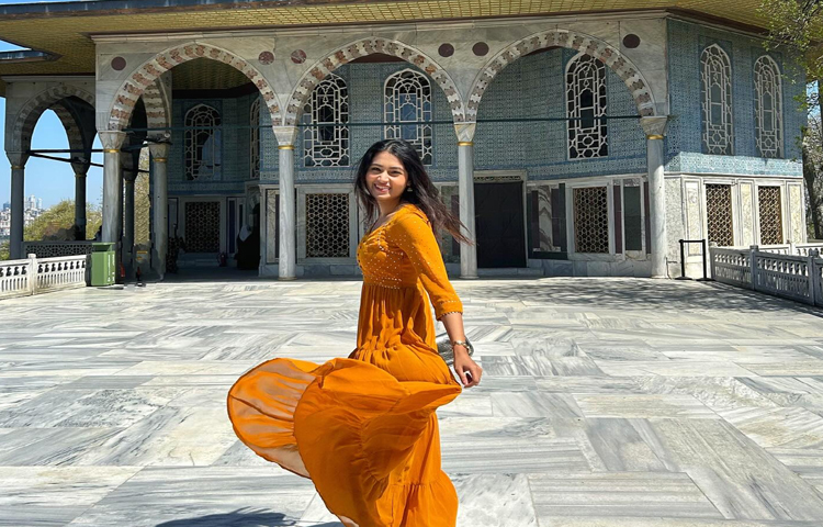 সম্প্রতি তুরস্কের ইস্তাম্বুলে সুলতান সুলেমানের বাড়িতে ঘুরতে গেছেন এ অভিনেত্রী। সেখানেরই কিছু স্থিরচিত্র সামাজিক যোগাযোগ মাধ্যমে পোস্ট করেছেন ফারিণ। ছবি: ফেসবুক