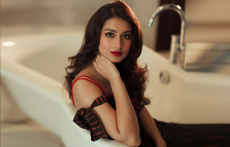 সোশ্যাল মিডিয়ায় তাসনিয়ার বিভিন্ন ফটোশুট এবং ভিডিও প্রকাশের সময়, তার ভক্তরা মুগ্ধ হয় তার বহুমুখী রূপের প্রতি।