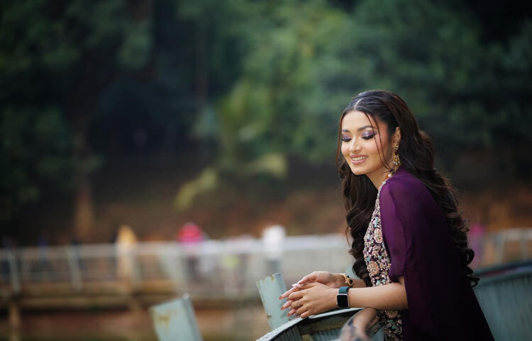 কখনও ক্লাসিক্যাল শাড়িতে, কখনও ক্যাজুয়াল আউটফিটে, কখনও আবার আধুনিক ফ্যাশনেবল সাজে-প্রতিটি ছবি তার সৌন্দর্য এবং আত্মবিশ্বাসকে ফুটিয়ে তোলে।