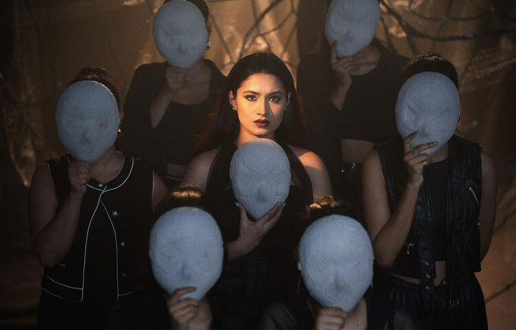 কালো পোশাকেও কমেনি ফারিণের সৌন্দর্য।