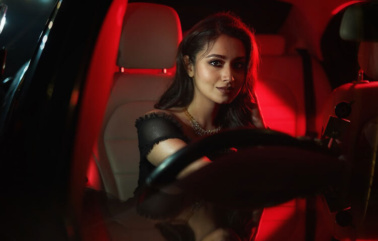 কিন্তু তাসনিয়ার অনন্যতা শুধু তার বাহ্যিক রূপে সীমাবদ্ধ নয়। অভিনয়ে তার আবেগ, প্রাকৃতিক অভিনয় এবং চরিত্রের প্রতি নিবেদন তাকে একটি বিশেষ অভিনেত্রী হিসেবে দাঁড় করায়। দর্শকরা সহজেই তার চরিত্রের সাথে সংযোগ স্থাপন করে, যা প্রতিটি রূপকে আরও জীবন্ত করে তোলে।