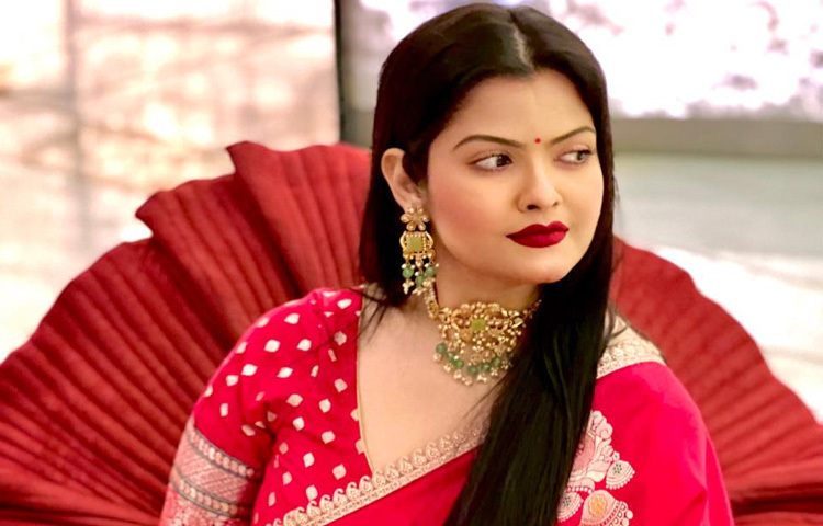 লাক্স চ্যানেল আই সুপারস্টার-২০১০ এর প্রতিযোগিতার শীর্ষ ১৫ প্রতিযোগীর মধ্যে জায়গা করে নিয়েছিলেন তাসনোভা।