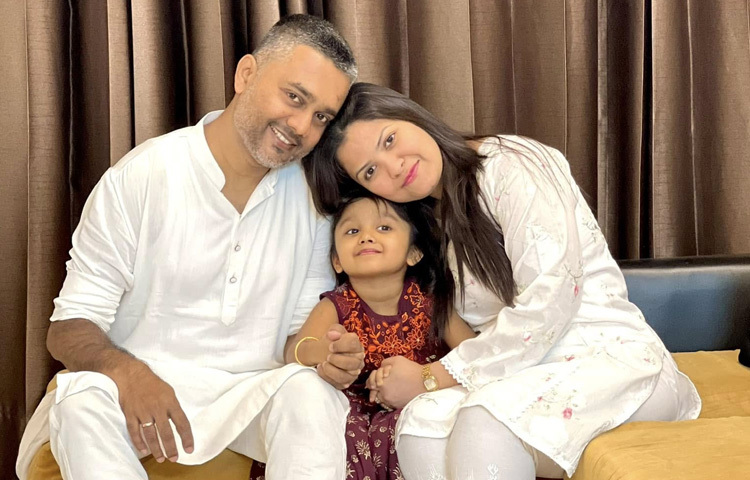 ২০১৭ সালের ২৬ মার্চ ফাহাদ রিয়াজীকে বিয়ে করেন এই অভিনেত্রী।